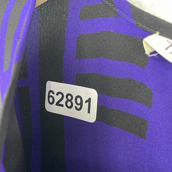 TAHARI Top 8 Silk Geometric Keyhole Back Round Neck Short Sleeve Blouse Purple - Picture 12 of 12